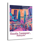 Canlı ve neon renklerle stilize edilmiş bir Kuala Lumpur şehir manzarasını gösteren cam tablo. Gecenin erken saatlerinde veya alacakaranlıkta, ikonik Petronas Kuleleri'nin yükseldiği, kalabalık ve hareketli bir sokak pazarının görüntüsü. Mor, pembe, turuncu ve mavi tonları hakim.