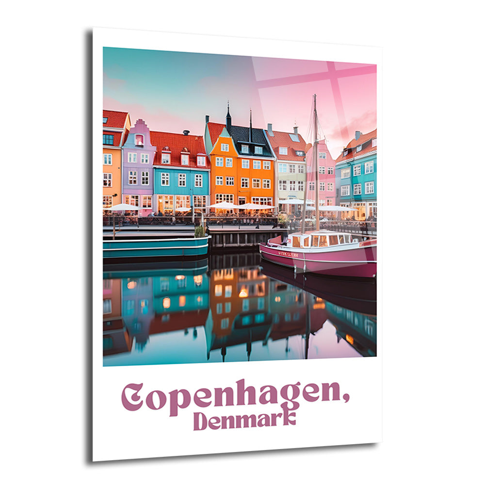 Kopenhag'ın Nyhavn bölgesindeki pastel tonlarda gökyüzü altında sıralanmış, suya yansıyan canlı renkli tarihi binalar ve kanalda yüzen pembe bir tekne.