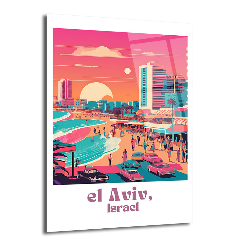 Canlı pembe, turuncu ve turkuaz tonlarında, retro tarzda çizilmiş Tel Aviv sahilini betimleyen bir cam tablo. Gün batımında kalabalık bir plaj, denizde yüzen insanlar, vintage arabalar ve şehir silüeti detaylarıyla modern bir estetik sunuyor.