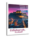 Mor ve pembe tonlarında gün batımı gökyüzünün altında ışıklandırılmış Edinburgh Kalesi ve şehrin dar sokaklarını gösteren modern cam tablo.