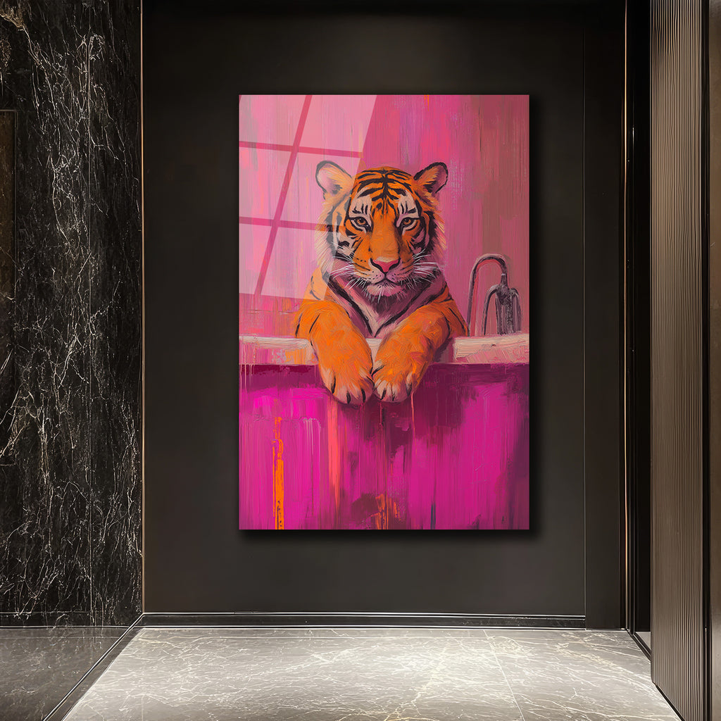 Banyodaki Kaplan Sanat Eseri: Pembe Tonlarda Cesur Cam Tablo
