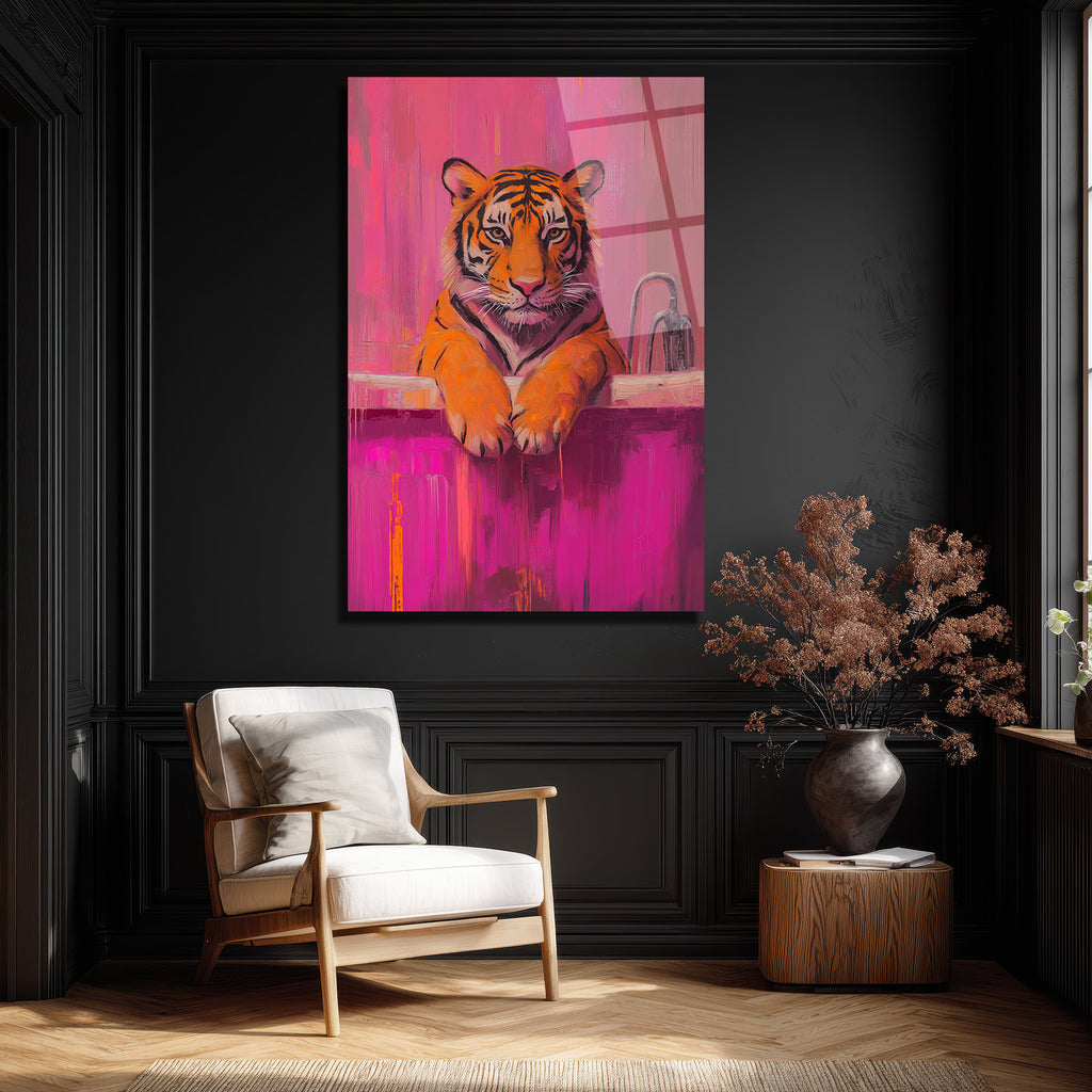 Banyodaki Kaplan Sanat Eseri: Pembe Tonlarda Cesur Cam Tablo