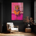 Banyodaki Kaplan Sanat Eseri: Pembe Tonlarda Cesur Cam Tablo