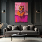 Banyodaki Kaplan Sanat Eseri: Pembe Tonlarda Cesur Cam Tablo