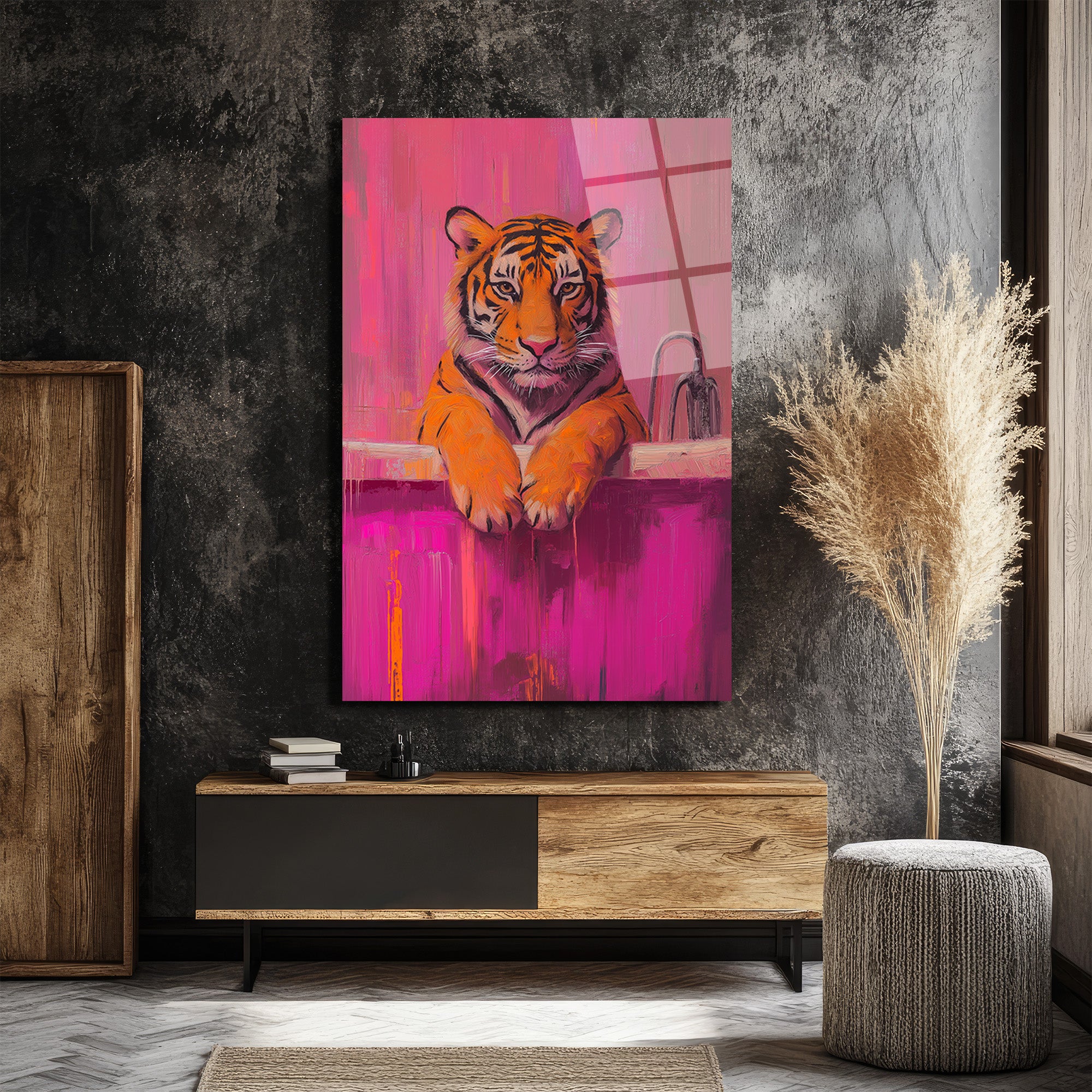 Banyodaki Kaplan Sanat Eseri: Pembe Tonlarda Cesur Cam Tablo