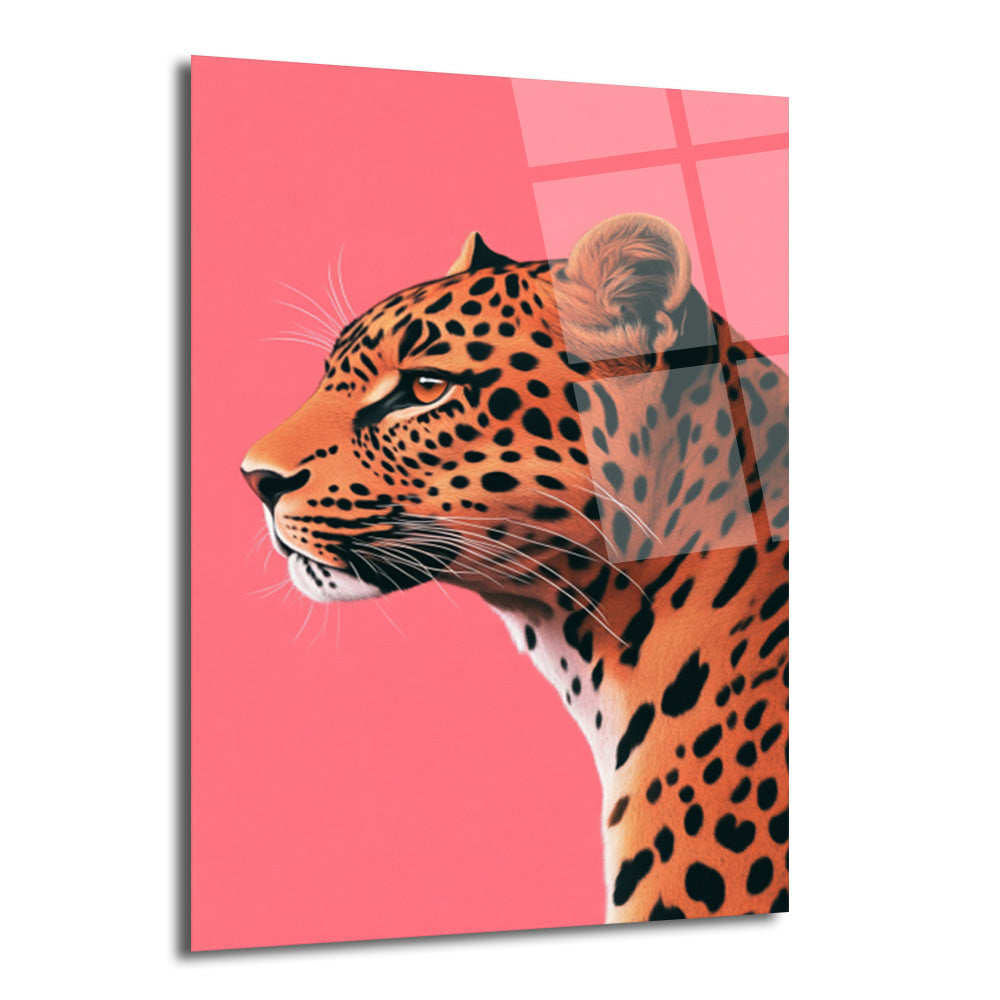 Canlı pembe arka plan önünde, profilden bakışla resmedilmiş, turuncu ve siyah benekli bir leopar başı ve boynunun yer aldığı modern cam tablo. Leoparın gözleri kehribar renginde, yüzünde sakin ve asil bir ifade var.