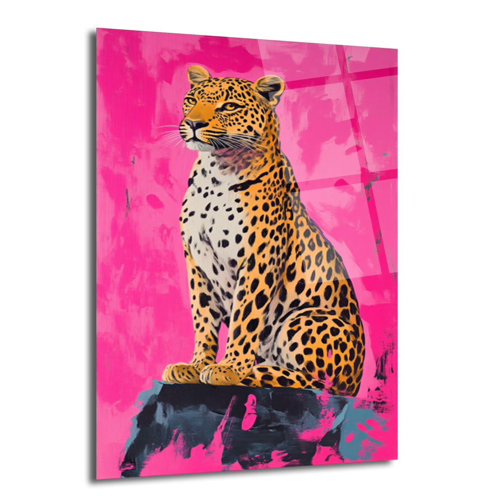 Canlı pembe arka planda, siyah benekli sarı bir leopar taşın üzerinde otururken resmedilmiş modern cam tablo.