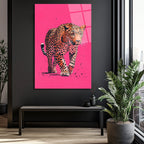 Vahşi Zarafet: Pembe Fonlu Leopar Cam Tablo
