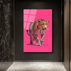 Vahşi Zarafet: Pembe Fonlu Leopar Cam Tablo