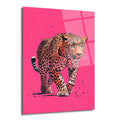 Canlı pembe bir arka plan üzerinde, ileri doğru yürüyen, benekli turuncu ve siyah renklerde pop art tarzı bir leopar figürü içeren parlak cam tablo.