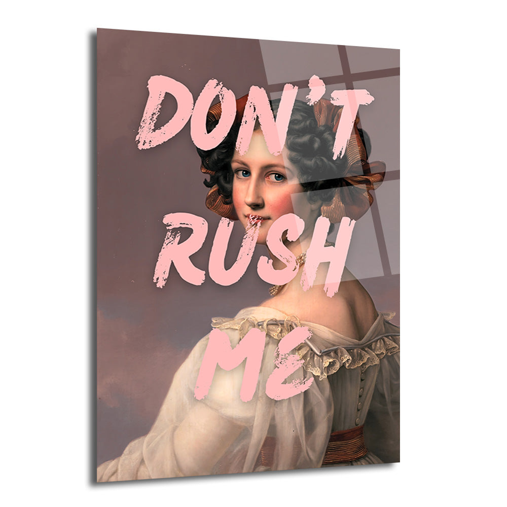 Klasik bir kadın portresi üzerine pembe 'DON'T RUSH ME' yazısı işlenmiş, modern ve gelenekseli birleştiren cam tablo.