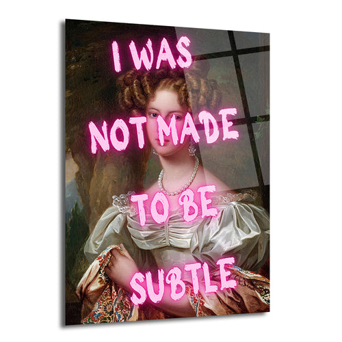 Klasik bir portre üzerine neon pembe harflerle "I WAS NOT MADE TO BE SUBTLE" yazılı, zarif bir kadının resmedildiği modern cam tablo.