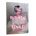 Klasik bir portre tablosunda, pembe neon yazıyla 'THE FUTURE IS FEMALE!' mesajı ve kadının ağzında pembe bir sakız balonu bulunan, modern ve çarpıcı bir cam tablo.