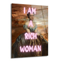 Klasik bir kadın portresinin üzerine neon pembe harflerle 'I AM A RICH WOMAN' yazısının işlendiği, kahverengi ve turuncu tonlarında arka plana sahip cam tablo.