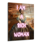 Klasik bir kadın portresinin üzerine neon pembe harflerle 'I AM A RICH WOMAN' yazısının işlendiği, kahverengi ve turuncu tonlarında arka plana sahip cam tablo.