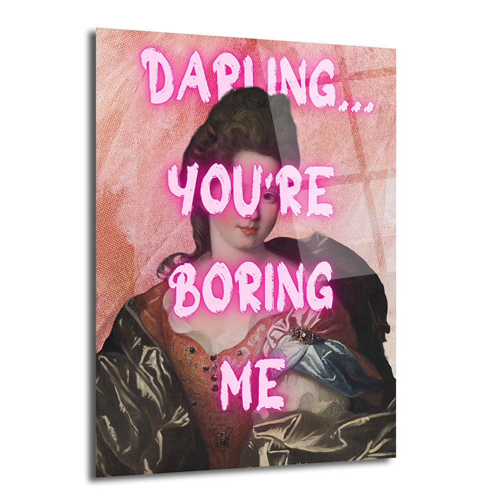 Pembe neon yazıyla "Darling... You're Boring Me" mesajı yazılmış, klasik bir kadın portresi içeren modern cam tablo. Arka plan pembe dokulu, kadın koyu renk giysiler içinde.