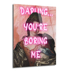 Pembe neon yazıyla "Darling... You're Boring Me" mesajı yazılmış, klasik bir kadın portresi içeren modern cam tablo. Arka plan pembe dokulu, kadın koyu renk giysiler içinde.