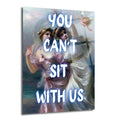 Klasik resim sanatından iki genç kadının ve bir meleğin yer aldığı, üzerine "YOU CAN'T SIT WITH US" yazısının parlak mavi harflerle eklendiği, mizahi bir cam tablo. Kadınlardan biri pembe, diğeri beyaz elbiseli ve şaşkın yüz ifadelerine sahip.