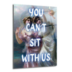 Klasik resim sanatından iki genç kadının ve bir meleğin yer aldığı, üzerine "YOU CAN'T SIT WITH US" yazısının parlak mavi harflerle eklendiği, mizahi bir cam tablo. Kadınlardan biri pembe, diğeri beyaz elbiseli ve şaşkın yüz ifadelerine sahip.