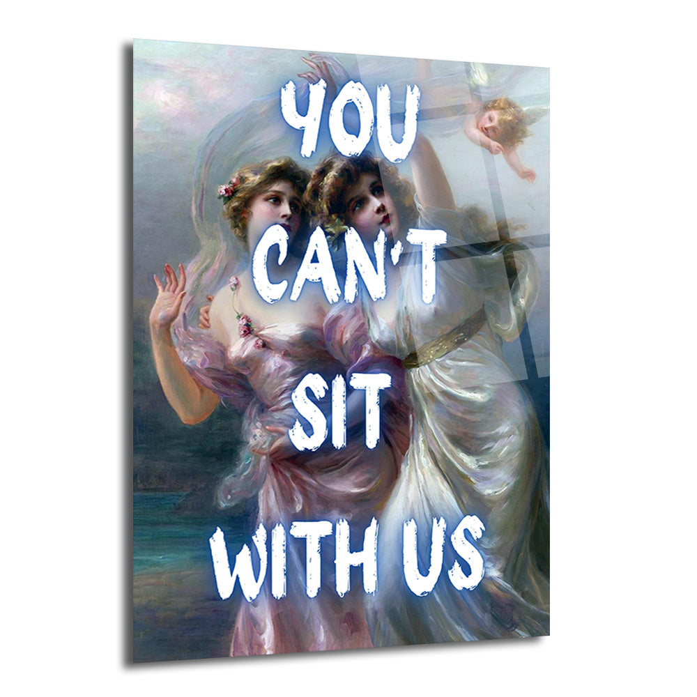 Klasik resim sanatından iki genç kadının ve bir meleğin yer aldığı, üzerine "YOU CAN'T SIT WITH US" yazısının parlak mavi harflerle eklendiği, mizahi bir cam tablo. Kadınlardan biri pembe, diğeri beyaz elbiseli ve şaşkın yüz ifadelerine sahip.