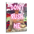 Klasik bir kadın portresinin üzerine neon pembe harflerle 'DON'T RUSH ME' yazısı ve arkasında renkli boya sıçramaları olan modern bir cam tablo.