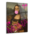 Pembe sakız çiğneyen Mona Lisa'nın turuncu bir kediyi tuttuğu ve üzerinde pembe sprey boya ile 'MONA' yazan modern cam tablo.