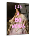 Klasik bir tablo üzerine pembe, fırça darbeli 'I AM A RICH WOMAN' yazısı eklenmiş modern bir cam tablo. Tabloda inci kolyeli, pembe elbiseli, elinde yelpaze tutan ve düşünen pozisyonda oturan zarif bir kadın figürü bulunuyor.
