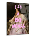 Klasik bir tablo üzerine pembe, fırça darbeli 'I AM A RICH WOMAN' yazısı eklenmiş modern bir cam tablo. Tabloda inci kolyeli, pembe elbiseli, elinde yelpaze tutan ve düşünen pozisyonda oturan zarif bir kadın figürü bulunuyor.