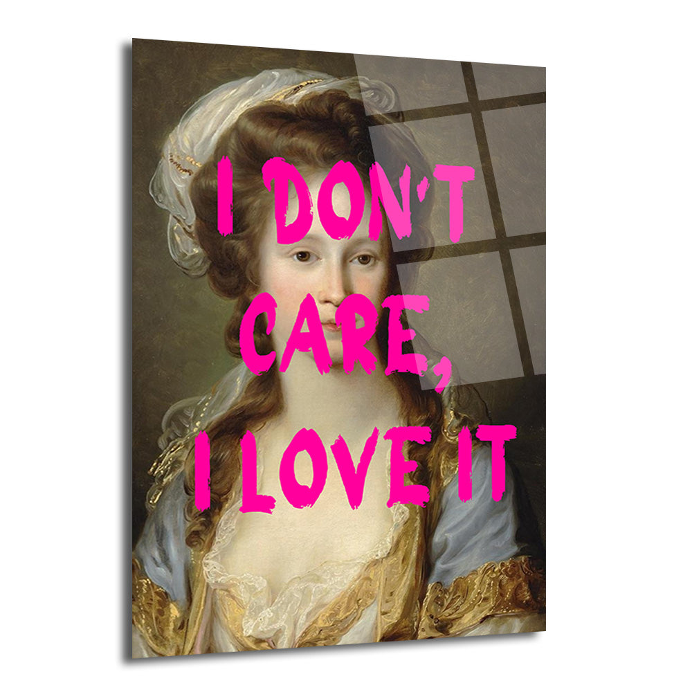 Klasik bir kadın portresi üzerine parlak fuşya renkte "I Don't Care, I Love It" yazısı işlenmiş, modern sanat eseri cam tablo.