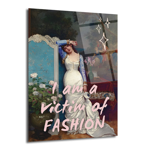 Klasik bir kadın portresi üzerine "I am a victim of FASHION" yazısı ve yıldız motifleri eklenmiş, mavi ve beyaz tonların hakim olduğu modern sanat cam tablo.