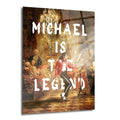 Kırmızı ceketli Michael Jackson'ın klasik dönem bir salonda, şamdanlar ve soylu figürler arasında ikonik dans figürüyle tasvir edildiği, üzerinde "MICHAEL IS THE LEGEND" yazılı modern cam tablo.