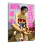 Klasik resim stilinde çizilmiş, Wonder Woman kostümü giyen bir kadının oturduğu ve üzerinde neon pembe harflerle 'GOD IS A WOMAN' yazan cam tablo.