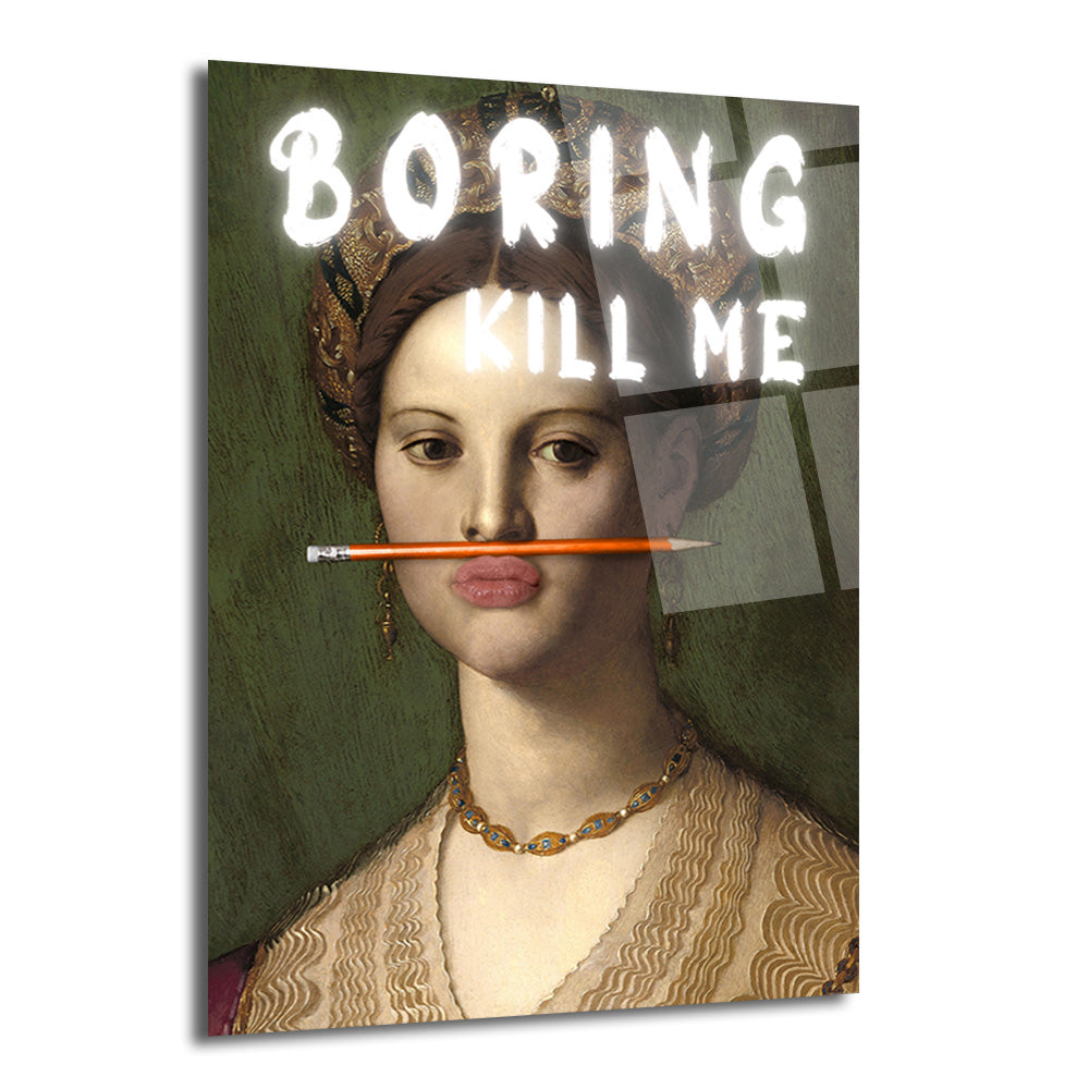 Klasik bir kadın portresinin üzerine beyaz, neon benzeri harflerle "BORING KILL ME" yazısı ve kadının dudağında kalem tuttuğu modern ve esprili bir cam tablo.