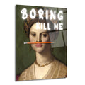 Klasik bir kadın portresinin üzerine beyaz, neon benzeri harflerle "BORING KILL ME" yazısı ve kadının dudağında kalem tuttuğu modern ve esprili bir cam tablo.