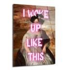 Klasik bir kadın portresinin üzerine neon pembe harflerle "I WOKE UP LIKE THIS" yazısı eklenmiş modern sanat eseri, kahverengi tonlarda arka plan ve beyaz elbiseli bir kadın figürü.
