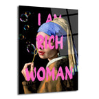 Siyah arka plan üzerinde, inci küpeli kızın pop art yorumu, pembe büyük harflerle 'I AM RICH WOMAN' yazısı ve sabun köpükleri üfleyen bir kadın figürü içeren parlak bir cam tablo.