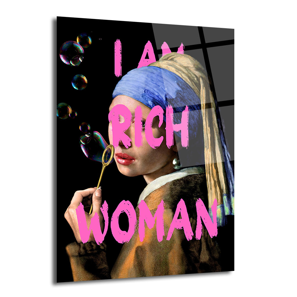 Siyah arka plan üzerinde, inci küpeli kızın pop art yorumu, pembe büyük harflerle 'I AM RICH WOMAN' yazısı ve sabun köpükleri üfleyen bir kadın figürü içeren parlak bir cam tablo.