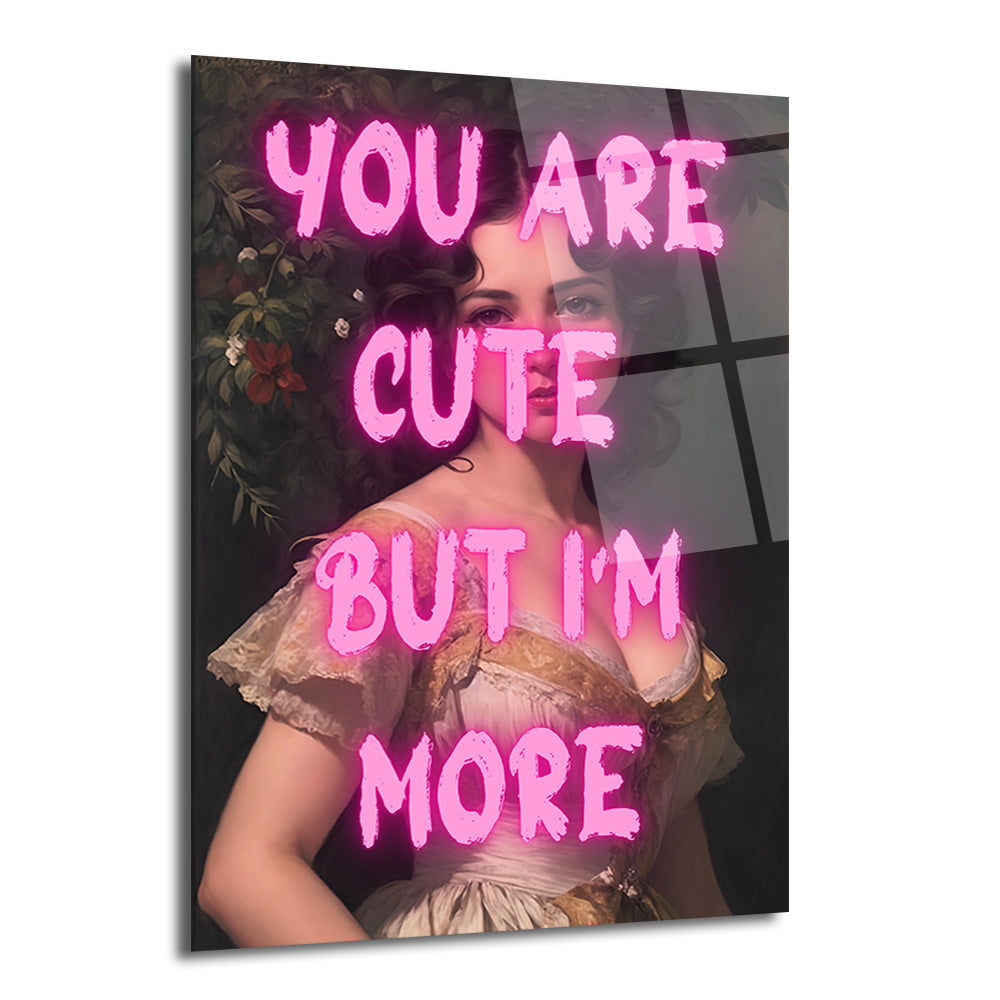Klasik giyimli bir kadının portresi üzerinde parlak pembe neon harflerle 'YOU ARE CUTE BUT I'M MORE' yazan cam tablo.
