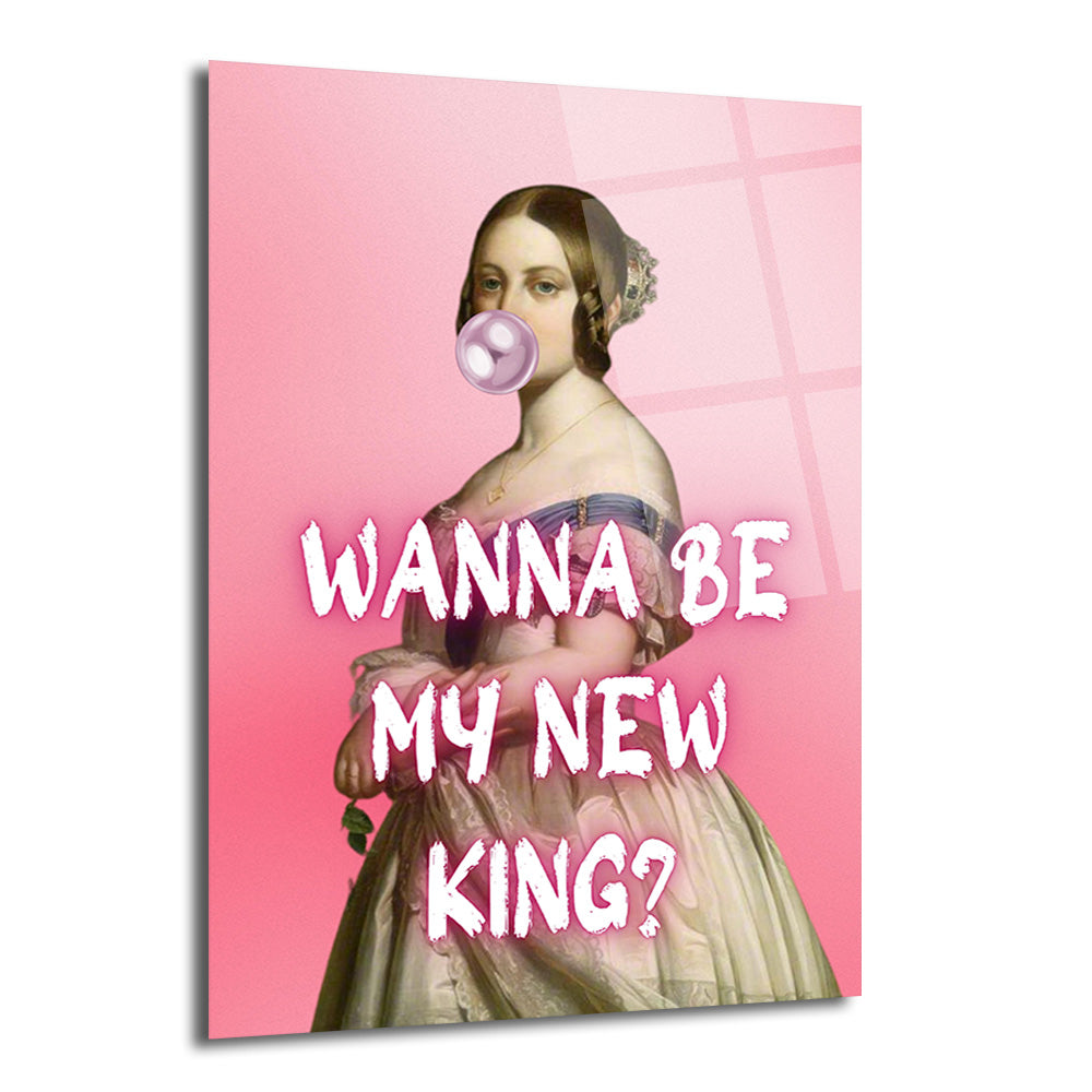Pembe arka plan üzerinde sakız çiğneyen ve "Wanna Be My New King?" yazısı olan klasik giyimli bir kadın portresi cam tablo.