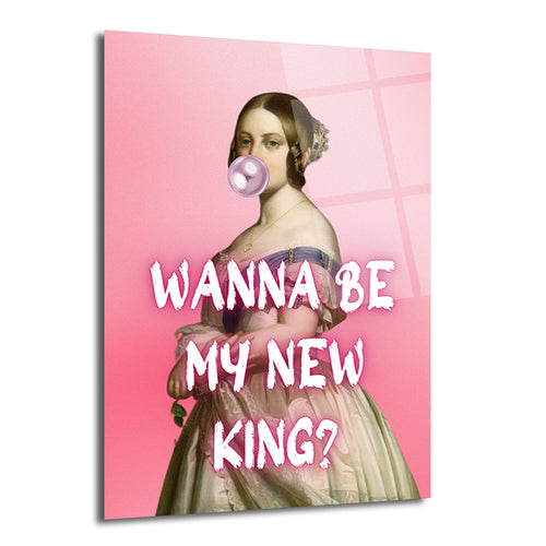 Pembe arka plan üzerinde sakız çiğneyen ve "Wanna Be My New King?" yazısı olan klasik giyimli bir kadın portresi cam tablo.