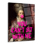 Koyu renk arka plan önünde, pembe sakız çiğneyen ve 'You Can't Sit With Me' yazısı ile modernleştirilmiş klasik bir kadın portresi içeren cam tablo.