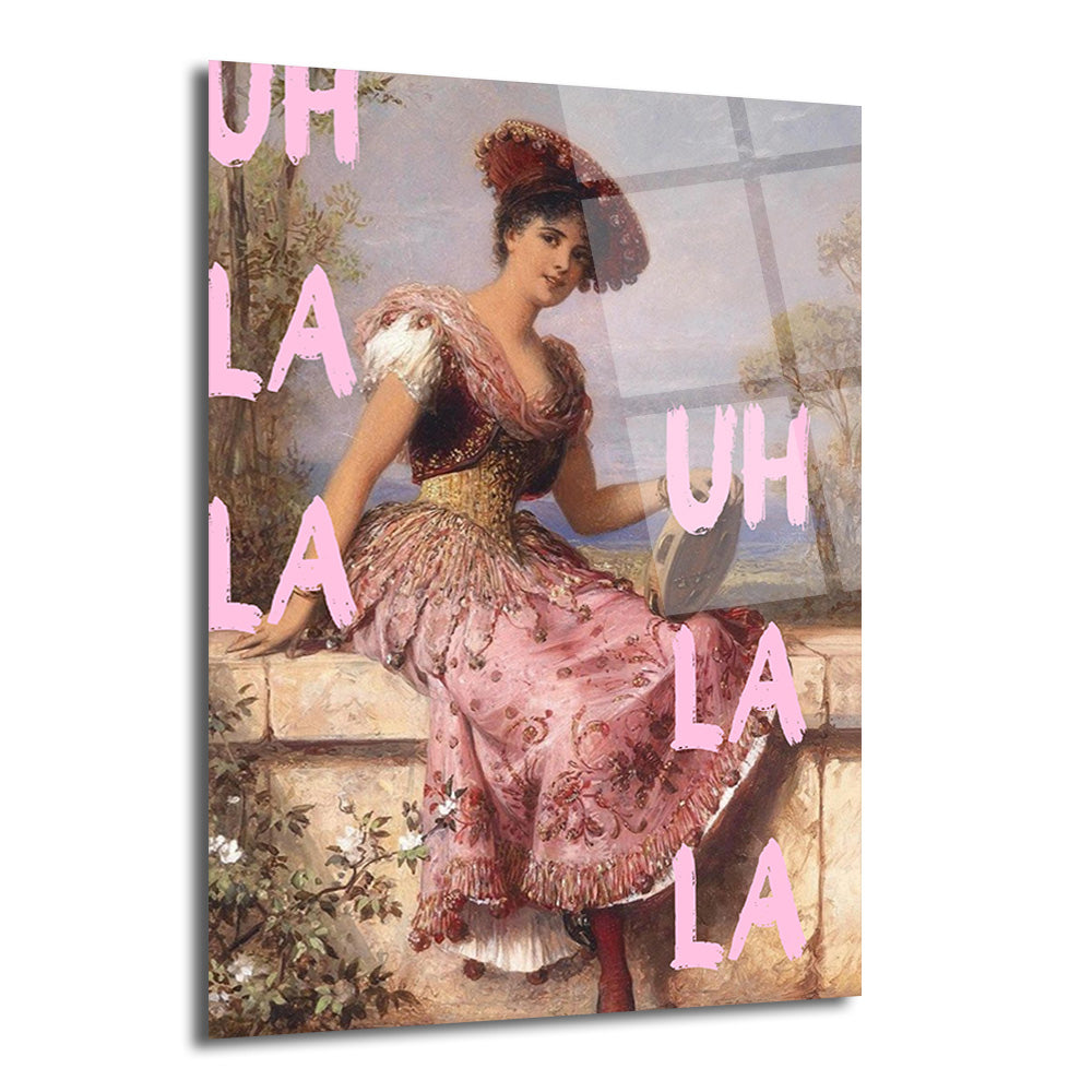 Pembe 'Uh La La' yazılarıyla süslenmiş, pembe elbiseli ve şapkalı, elinde tef tutan romantik bir kadını betimleyen klasik sanat eseri cam tablo.