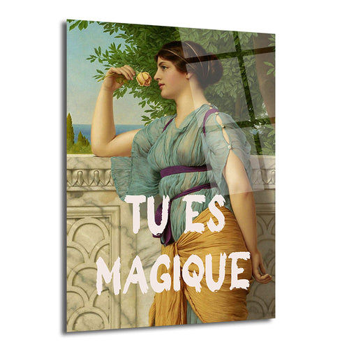 "Tu Es Magique" yazılı, turkuaz ve altın sarısı elbiseli, elinde pembe gül koklayan antik dönemden ilham alan bir kadın figürünün yer aldığı parlak cam tablo. Arka planda deniz manzarası ve yeşil ağaçlar görülüyor.