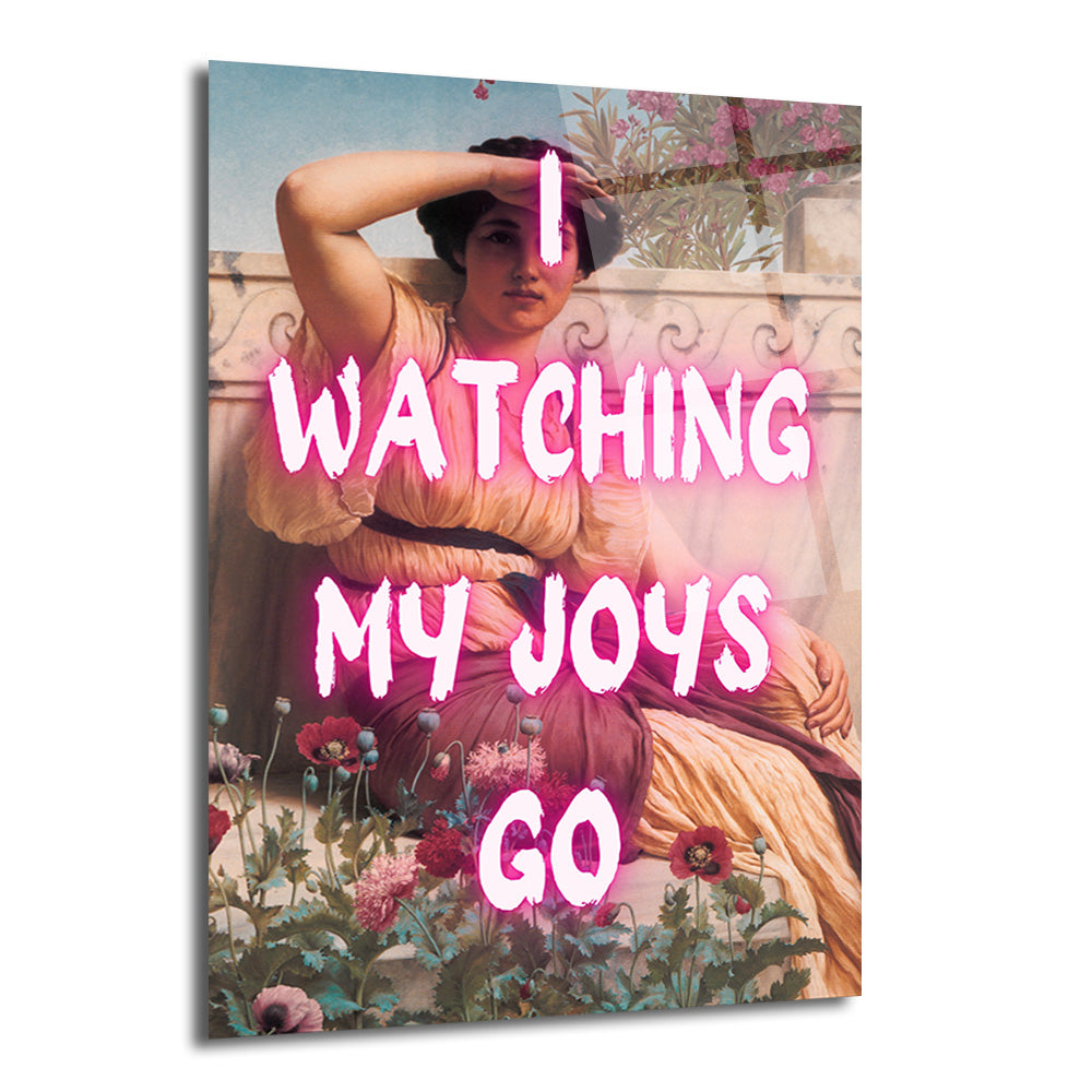 Klasik bir tablodan uyarlanmış, elini alnına siper etmiş, ufka bakan bir kadının olduğu görsel. Tablonun üzerinde neon pembe renkte 'I WATCHING MY JOYS GO' yazısı bulunuyor. Kadın bej ve bordo tonlarında bir elbise giyiyor, etrafında kırmızı ve pembe çiçekler var. Arka planda açık mavi gökyüzü ve mimari detaylar görülüyor.