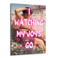 Klasik bir tablodan uyarlanmış, elini alnına siper etmiş, ufka bakan bir kadının olduğu görsel. Tablonun üzerinde neon pembe renkte 'I WATCHING MY JOYS GO' yazısı bulunuyor. Kadın bej ve bordo tonlarında bir elbise giyiyor, etrafında kırmızı ve pembe çiçekler var. Arka planda açık mavi gökyüzü ve mimari detaylar görülüyor.