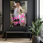 Aşkın Modern Dokunuşu: 'Love Me' Graffiti Sanat Cam Tablo