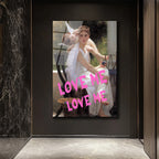Aşkın Modern Dokunuşu: 'Love Me' Graffiti Sanat Cam Tablo