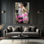 Aşkın Modern Dokunuşu: 'Love Me' Graffiti Sanat Cam Tablo