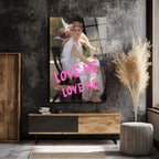 Aşkın Modern Dokunuşu: 'Love Me' Graffiti Sanat Cam Tablo