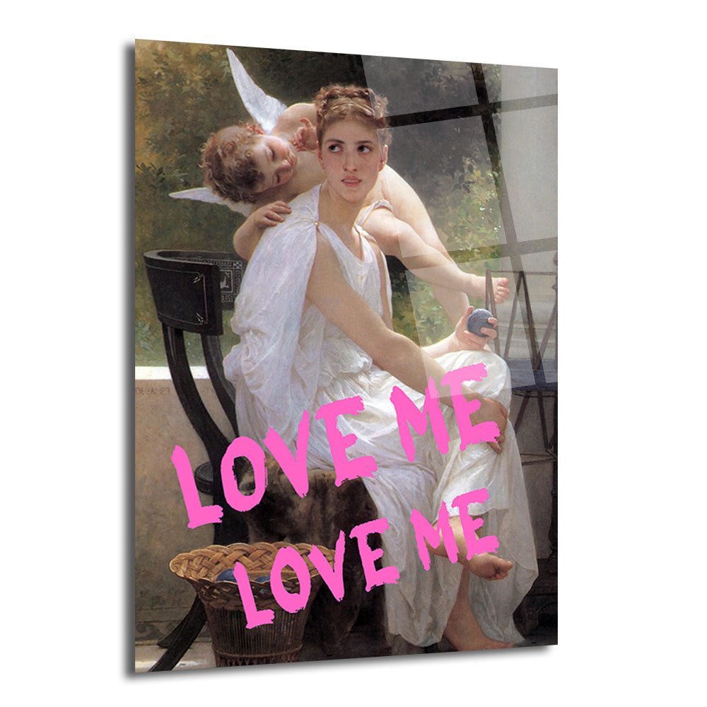 Beyaz elbiseli bir kadının ve arkasında bir meleğin olduğu klasik bir tablonun üzerine parlak pembe 'LOVE ME LOVE ME' yazısının sprey boya ile yazıldığı, cam yüzeyli duvar dekorasyonu.